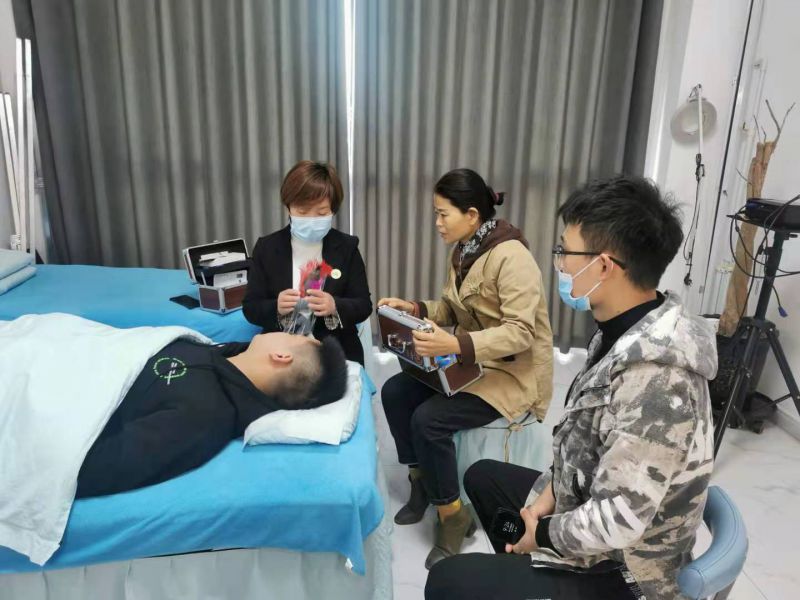 熱烈歡迎來(lái)自重慶，邯鄲，許昌等家人們前來(lái)愛(ài)足康總部參加第33期30分鐘祛灰甲+可視采耳，大家認(rèn)真聽(tīng)講，積極互動(dòng)，受益匪淺