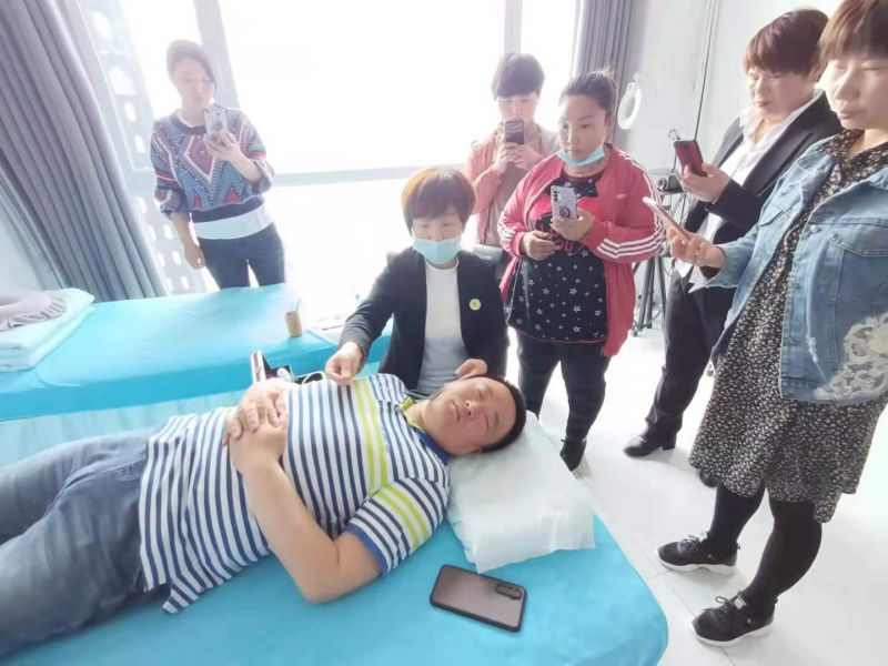 愛(ài)足康第42期30分鐘祛灰甲+可視采耳公益培訓(xùn)班，歡迎來(lái)自山西，山東濱州，安陽(yáng)，靈寶，三門峽等家人，現(xiàn)場(chǎng)大家積極互動(dòng)，實(shí)操30分鐘祛灰甲，當(dāng)場(chǎng)看到效果，一竿見(jiàn)影，受益匪淺