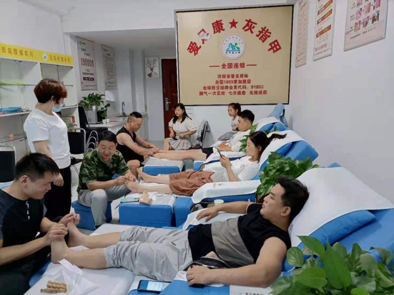 愛足康第52期公益培訓(xùn)班-桃木棒足療學(xué)員實操中 每月逢六開班，歡迎各地朋友報名參加交流學(xué)習(xí)。 報名電話：400-6767-317