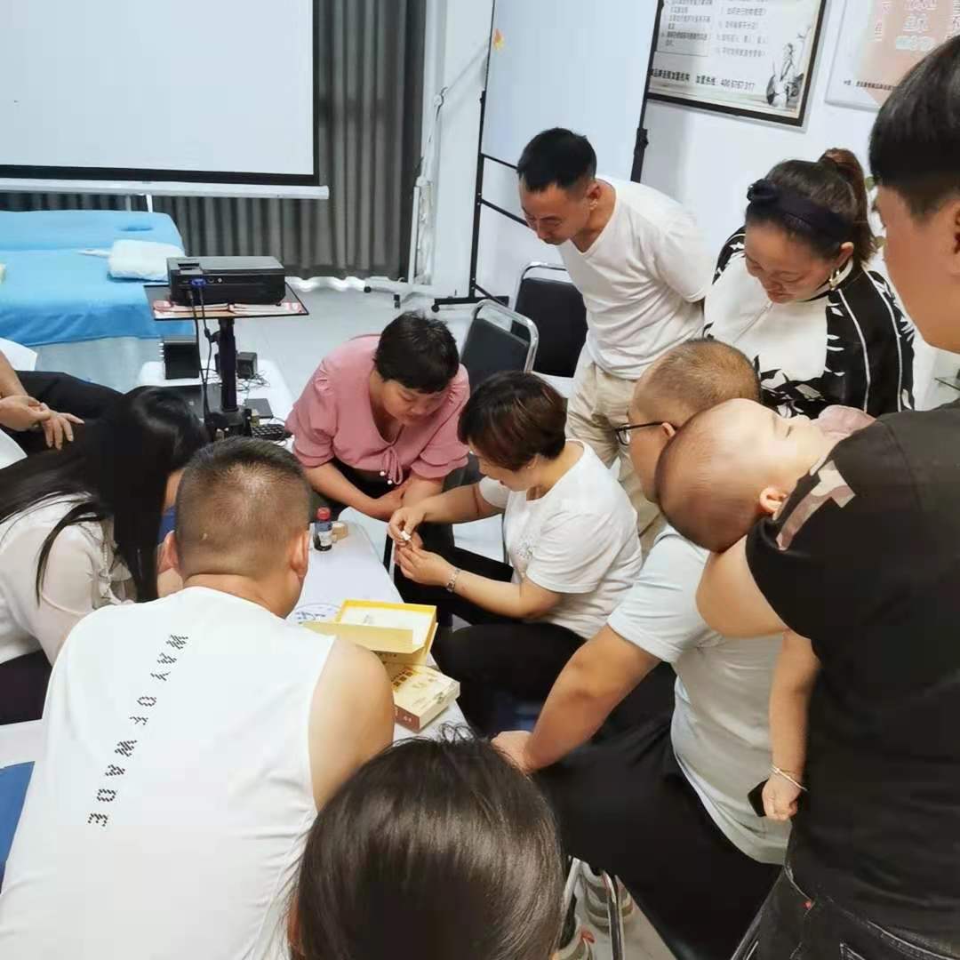 《30分鐘祛除灰指甲+3D可視采耳》第156，歡迎來(lái)自駐馬店、山西、靈寶、山東等家人們前來(lái)愛(ài)足康總部學(xué)習(xí) 現(xiàn)場(chǎng)楊老師正在為大家講解+實(shí)操《30分鐘祛灰甲整個(gè)操作流程》