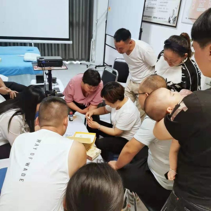 《30分鐘祛除灰指甲+3D可視采耳》第156，歡迎來自駐馬店、山西、靈寶、山東等家人們前來愛足康總部學(xué)習(xí) 現(xiàn)場楊老師正在為大家講解+實操《30分鐘祛灰甲整個操作流程》