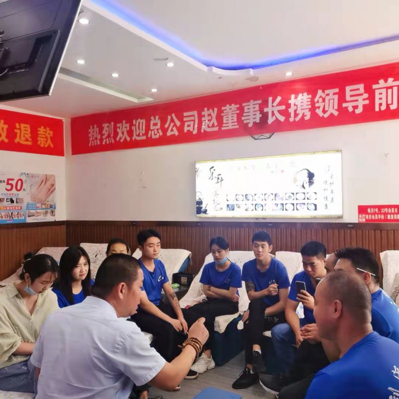 南陽(yáng)唐河劉派修腳果斷加盟愛(ài)足康，劉老板邀請(qǐng)趙總到店內(nèi)給員工集體培訓(xùn)《腳病溝通話術(shù)》，大家熱情接待，積極互動(dòng)，受益匪淺。