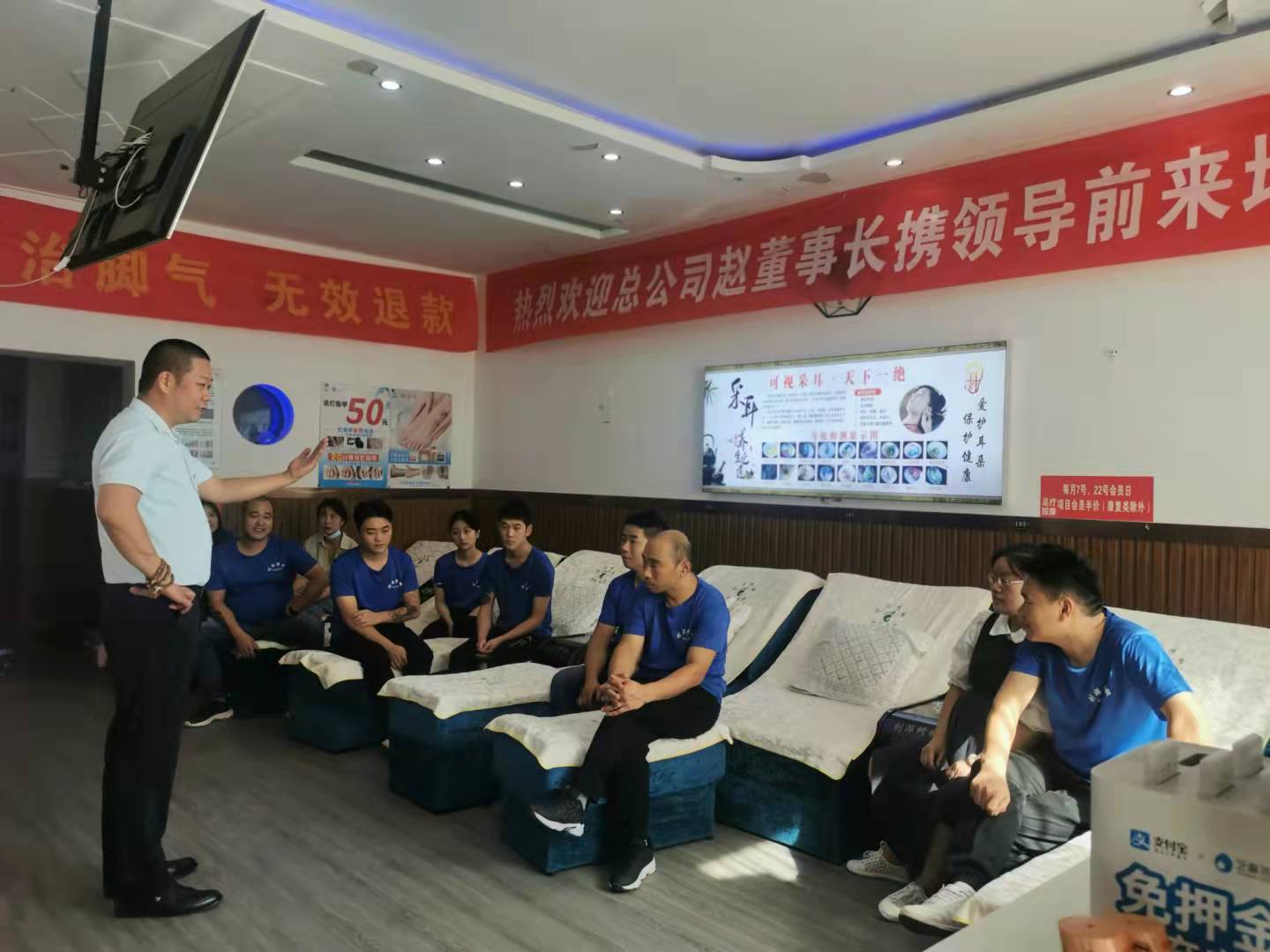 南陽市新加盟商劉占邀請趙總到店內給員工做腳病溝通話術培訓，趙總4點就起床了，我們一起趕往加盟店，也很高興能為劉老板帶來幫助。 現(xiàn)場大家積極互動，認真聽講